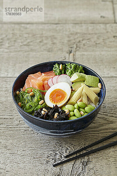 Poke Bowl mit Reis  Lachs  Algen  Gemüse und Ei