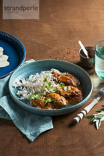 Butterhuhn-Curry (Murgh Makhani) mit Reis und Koriander