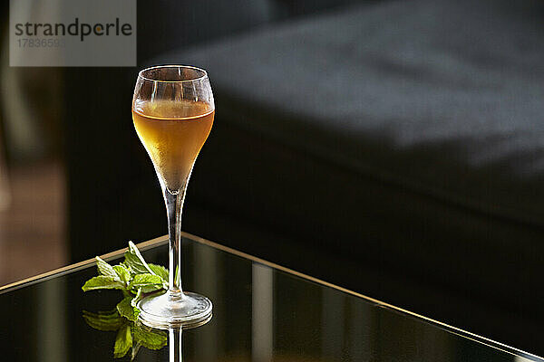 Cocktail serviert in einer Tulpen-Champagnerflöte