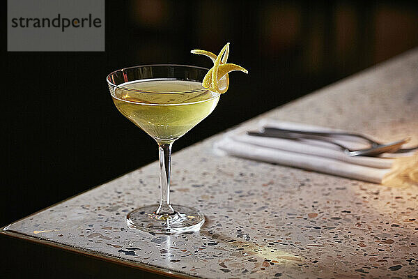 Eleganter Cocktail  garniert mit Zitrone