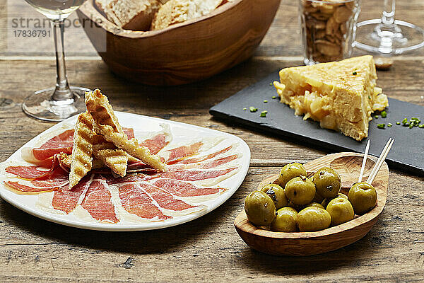 Spanische Tapas: Schinken  Oliven und Tortilla