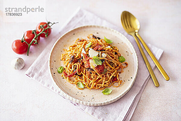 Spaghetti Puttanesca mit selbstgemachten Nudeln (vegetarisch)