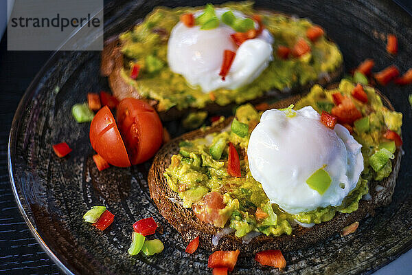 Avocado-Brote mit Gemüse und Egg Benedict