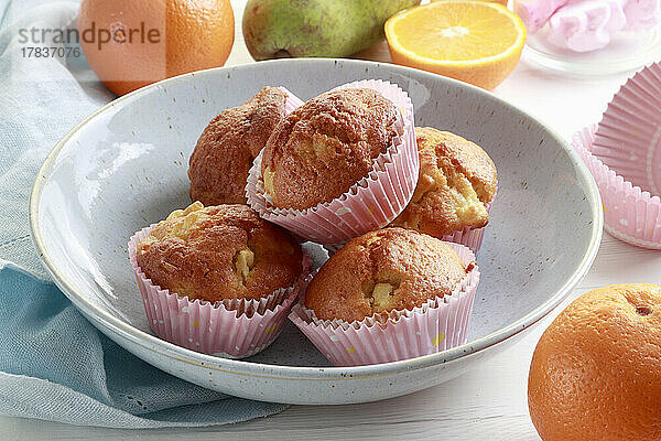 Orangen-Muffins mit Birnenscheiben