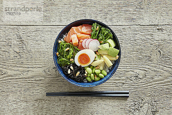 Poke Bowl mit Reis  Lachs  Algen  Gemüse und Ei