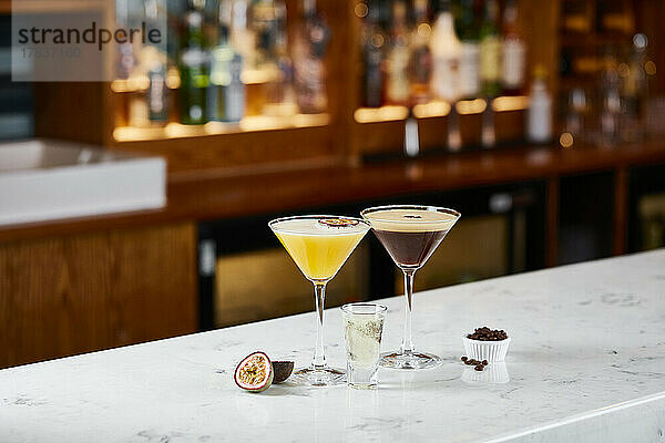 Pornostar Martini mit Passionsfrucht und Espresso-Martini an der Bar