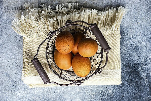 Frische Eier in Vintage-Drahtkorb