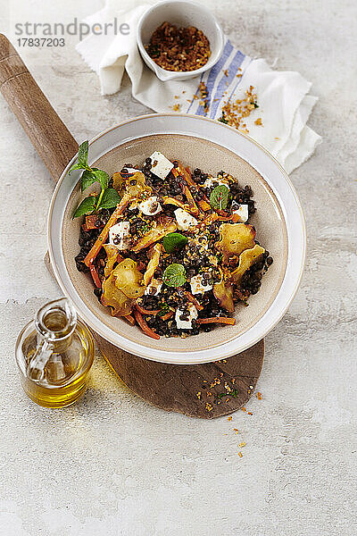 Linsen-Pastinaken-Bowl mit Möhren und Hirtenkäse