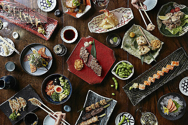 Auswahl an japanischen Gerichten: Sushi  Terayki-Spieße und Gyoza