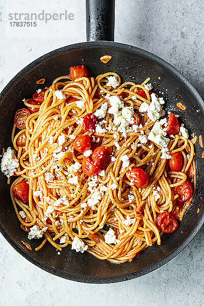 Einfache Spaghetti 'aglio e olio' mit Tomaten und Feta
