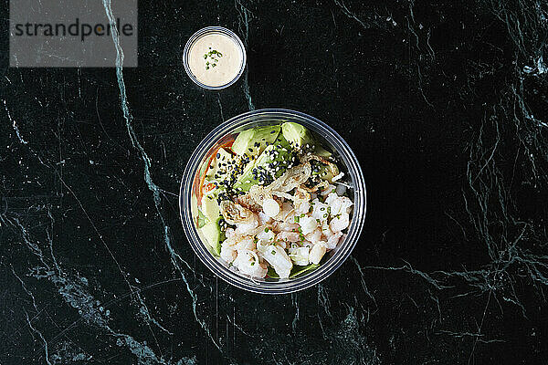 Gesunde Bowl mit Avocado  Meeresfrüchte und Quinoa zum Mitnehmen