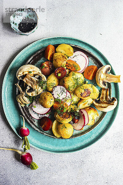 Kartoffelsalat mit Pilzen  Tomaten und Radieschen