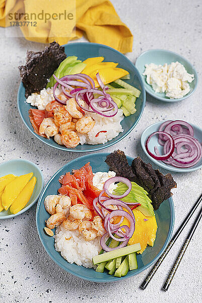 Sushi Bowl mit Reis  Lachs  Garnelen  Gurke  Nori  Mango  roter Zwiebel  Frischkäse