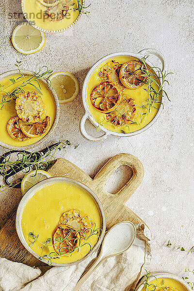 Mais-Suppe mit Zitronenscheiben