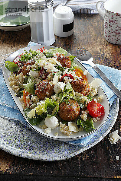 Salat mit Putenfleischbällchen  Mini-Mozzarella  Quinoa und Kirschtomaten