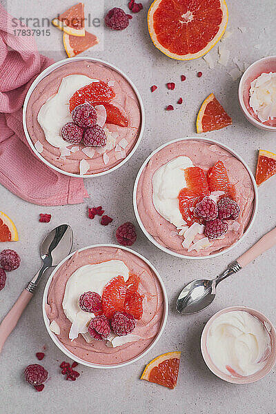 Himbeer-Hirse-Pudding mit Joghurt und Grapefruit