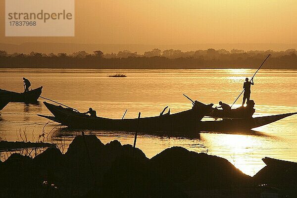Stocherkähne auf dem Niger im Schein der letzten Sonne an einer Anlegestelle nahe Bamako  Mali  Afrika