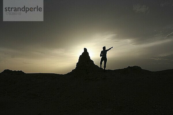 Ein Tourist zeigt in den Himmel nahe Ait Ben Haddou  Marokko  Afrika