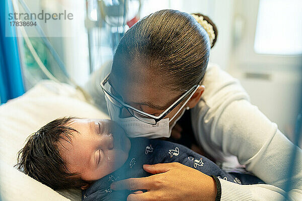 Eine Mutter und ein Kind im Krankenhaus zum Zeitpunkt eines Bronchiolitis-Ausbruchs.