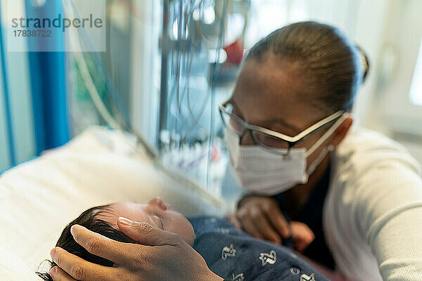 Eine Mutter und ein Kind im Krankenhaus zum Zeitpunkt eines Bronchiolitis-Ausbruchs.
