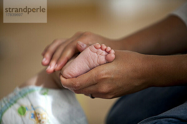 Massagekurse für Babys junger Mütter für das Wohlbefinden und zur Förderung der Bindung zum Kind