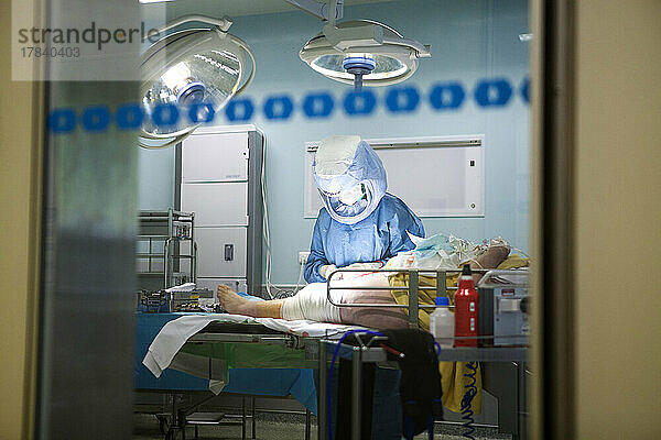 Operationssaal für orthopädische Chirurgie für Knieprothesen  die Krankenschwester macht die Verbände.