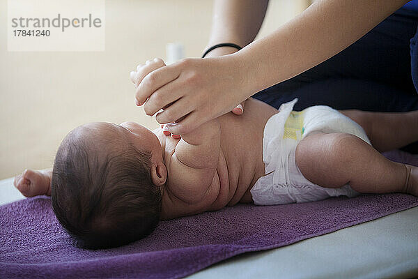 Massagekurse für Babys junger Mütter für das Wohlbefinden und zur Förderung der Bindung zum Kind
