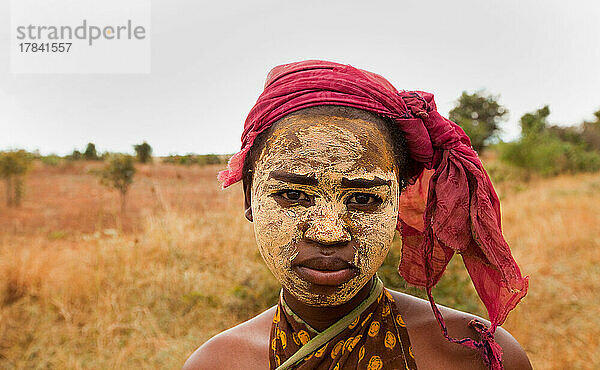 Porträt einer jungen Frau mit trockenem Schlamm  der zur Konservierung der Haut und zum Schutz vor der Sonne verwendet wird  Isalo  Madagaskar  Afrika