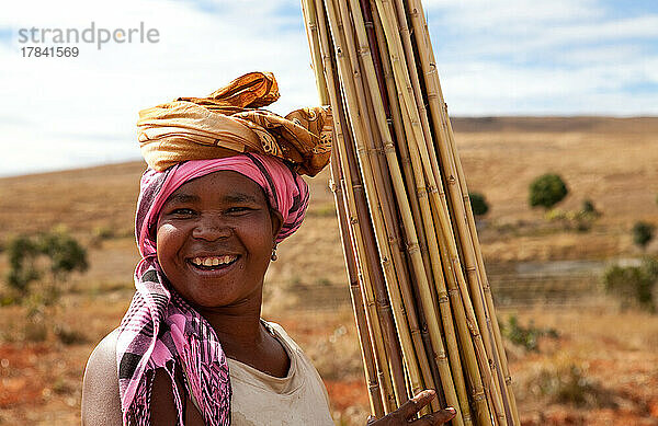 Porträt eines Dorfbewohners  der Bambus sammelt  Isalo  Madagaskar  Afrika