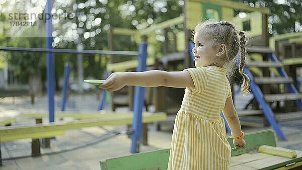 Nettes kleines Mädchen spielt im Sandkasten auf dem Spielplatz. Kind Mädchen spielt auf dem Spielplatz im Stadtpark. Odessa  Ukraine  Europa