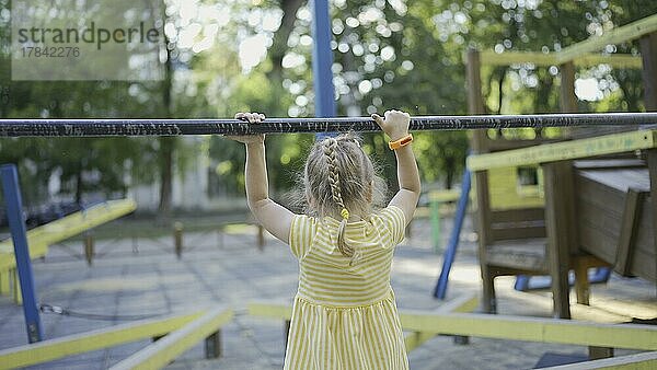 Süßes kleines Mädchen spielt auf dem Spielplatz. Kind Mädchen spielt auf dem Spielplatz im Stadtpark. Odessa  Ukraine  Europa