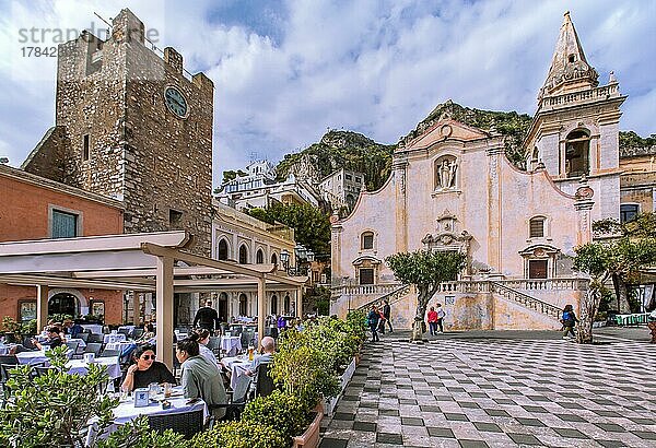 Belvedere Piazza IX Aprile mit Strassencafe  Uhrturm und Kirche San Giuseppe  Taormina  Ostküste  Sizilien  Italien  Europa