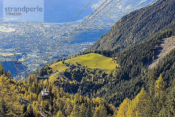 Bergbahn Meran 2000  nahe der Gipfelstation  unten die Kurstadt Meran  Südtirol  Italien  Europa
