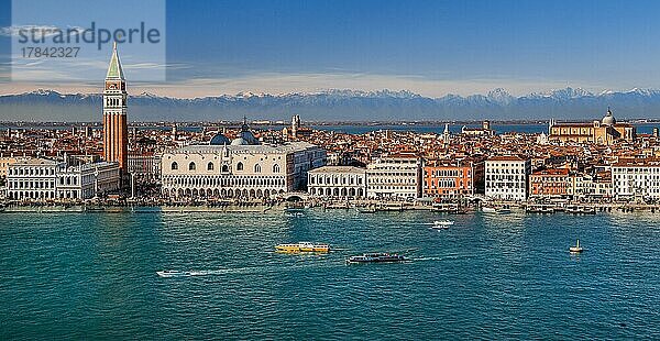 Wasserfront an der Lagune mit Piazzetta  Campanile  Dogenpalast und Hotel Danieli vor der Alpenkette  Venedig  Venetien  Adria  Norditalien  Italien  Europa