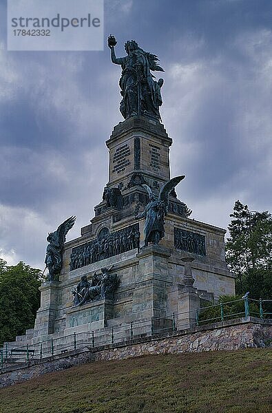 Niederwalddenkmal  Wacht am Rhein  Germania  Ostein'scher Park  dunkle Wolken  Rüdesheim am Rhein  Rheingau  Taunus  Hessen  Deutschland  Europa