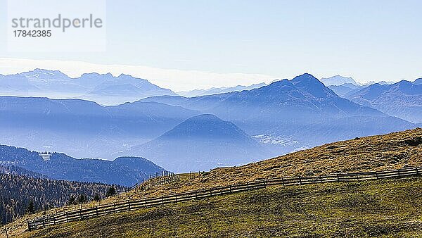 Almwiesen mit Holzzaun  hinten die Bergkulisse der Dolomiten  Ski- und Wandergebiet Meran 2000  nahe Meran  Südtirol  Italien  Europa