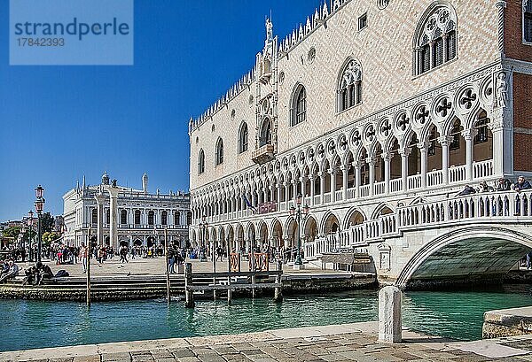Dogenpalast an der Wasserfront  Venedig  Venetien  Adria  Norditalien  Italien  Europa