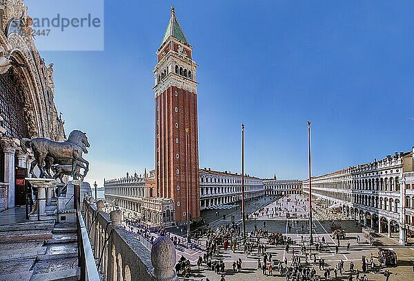 Markusplatz mit Campanile  Prokuratien  und der Quadriga der Pferde von San Marco  Venedig  Venetien  Adria  Norditalien  Italien  Europa