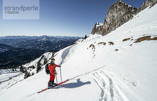 Skitourengeher bei Skitour auf die Rotwand  im Winter  Mangfallgebirge  Bayern  Deutschland  Europa