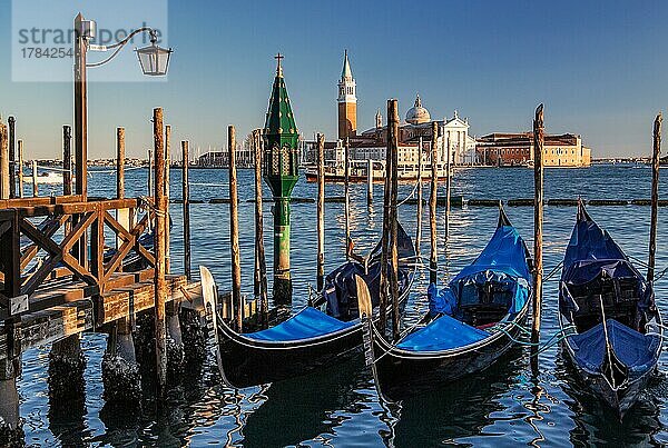 Gondeln an der Wasserfont mit der Insel San Giorgio  Venedig  Venetien  Adria  Norditalien  Italien  Europa