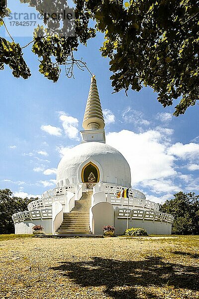 Weiße Friedens-Stupa Zalaszántó  buddhistisch zentrum  Tempel  Zalaszántó  Balaton  Ungarn  Europa