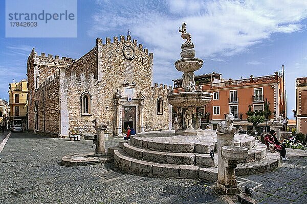 Domplatz mit Brunnen und Dom  Taormina  Ostküste  Sizilien  Italien  Europa