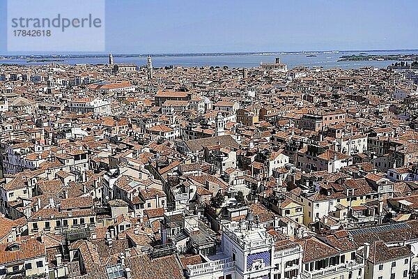 Blick vom Campanile auf die Dächer von Venedig  Piazza San Marco  Venedig  Lagunenstadt  Venetien  Italien  Venedig  Venetien  Italien  Europa