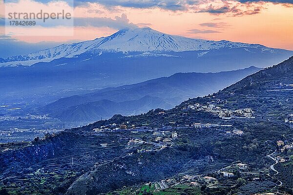 Ätna 3357m bei Abenddämmerung  Taormina  Ostküste  Sizilien  Italien  Europa