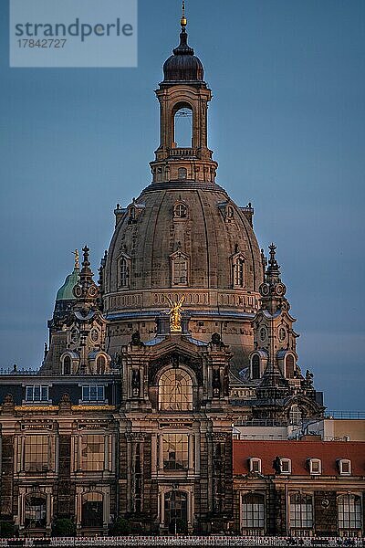 Blaue Stunde an der Frauenkirche  Dresden  Deutschland  Europa