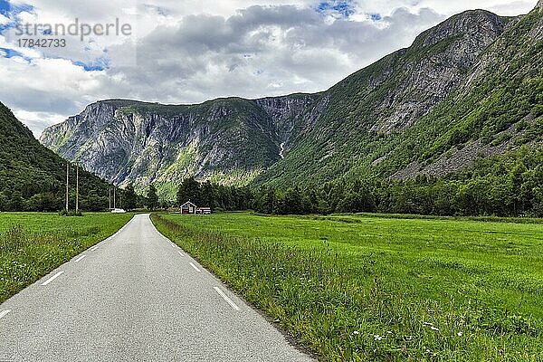 Einspurige Landstraße durch Tal  typische Landschaft mit hohen Bergen  Eikesdal  Eikesdalen  Molde  More og Romdal  Norwegen  Europa