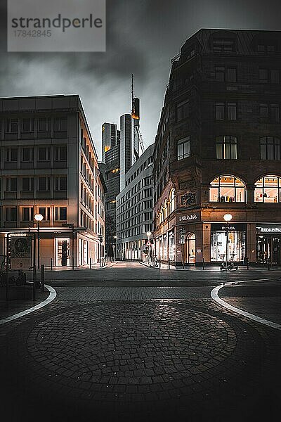 Die Goethe Straße mit teuren Geschäften und dem Commerzbank tower im Hintergrund  Frankfurt  Hessen  Deutschland  Europa