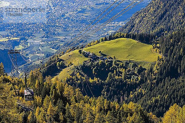 Bergbahn Meran 2000  nahe der Gipfelstation  unten die Kurstadt Meran  Südtirol  Italien  Europa