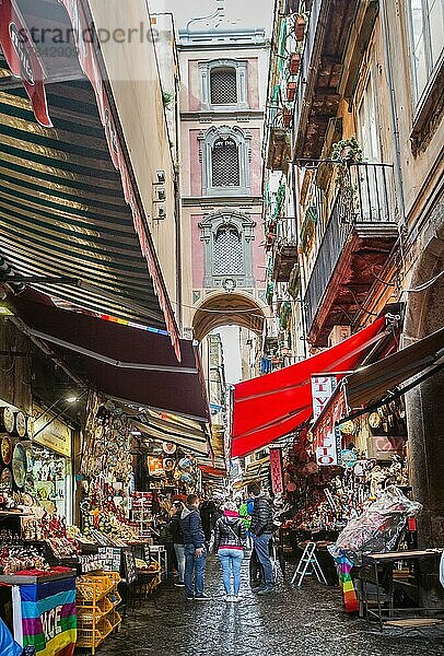 Verkaufsstände in der Krippengasse Via San Gregorio Armeno in der Altstadt  Neapel  Golf von Neapel  Kampanien  Süditalien  Italien  Europa