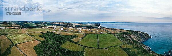 Felder und Bauernhöfe über GCHQ Bude  GCHQ Composite Signals Organisation Station Morwenstow  Cornwall  England  Großbritannien  Europa
